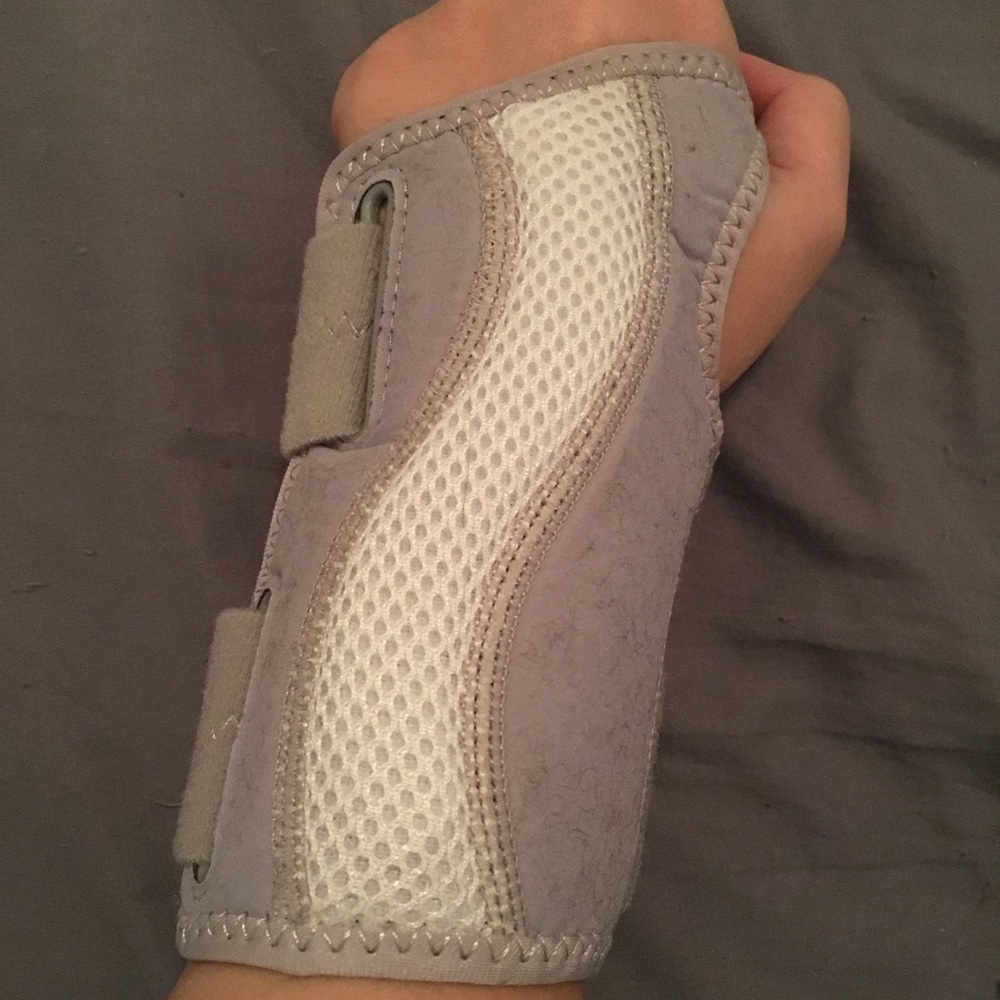 Wrist support for women ( left and right)